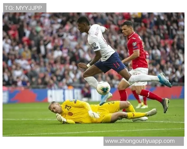 差点出事！热刺后场出球被断，勒温得球后扫射高出横梁