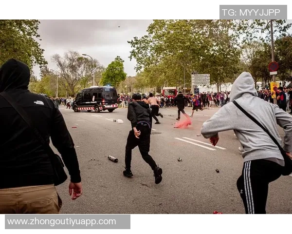 巴黎球迷大巴深夜抛锚高速上80人被困数小时等待救援