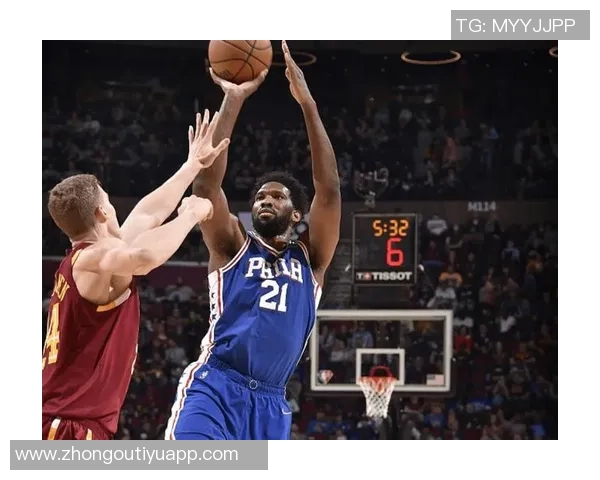 恩比德虽坐板凳却见证队友逆转精彩时刻贡献25分7篮板5助攻致敬登哥 恩比德虽坐板凳却见证队友逆转精彩时刻贡献25分7篮板5助攻致敬登哥