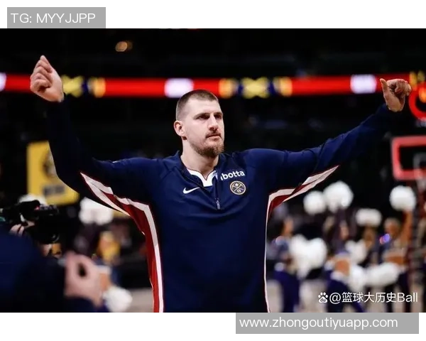 本赛季仅有三位球员场均25分5篮板5助攻且命中率超过50分别是里夫斯约基奇和字母哥